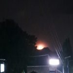 Malang, 1 Juni 2026 – Pemandangan bulan terang yang muncul di ufuk timur menghiasi langit malam Malang pada Senin (1/6/2026). Cahaya bulan yang tampak besar dan kemerahan dari balik pepohonan menciptakan panorama malam yang indah. Namun di balik keindahan tersebut, warga Malang juga merasakan hawa dingin yang lebih menusuk dibandingkan malam-malam biasany
