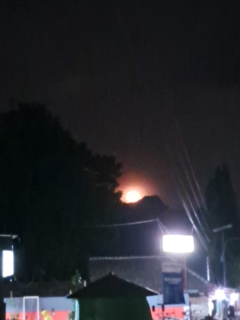 Malang, 1 Juni 2026 – Pemandangan bulan terang yang muncul di ufuk timur menghiasi langit malam Malang pada Senin (1/6/2026). Cahaya bulan yang tampak besar dan kemerahan dari balik pepohonan menciptakan panorama malam yang indah. Namun di balik keindahan tersebut, warga Malang juga merasakan hawa dingin yang lebih menusuk dibandingkan malam-malam biasany
